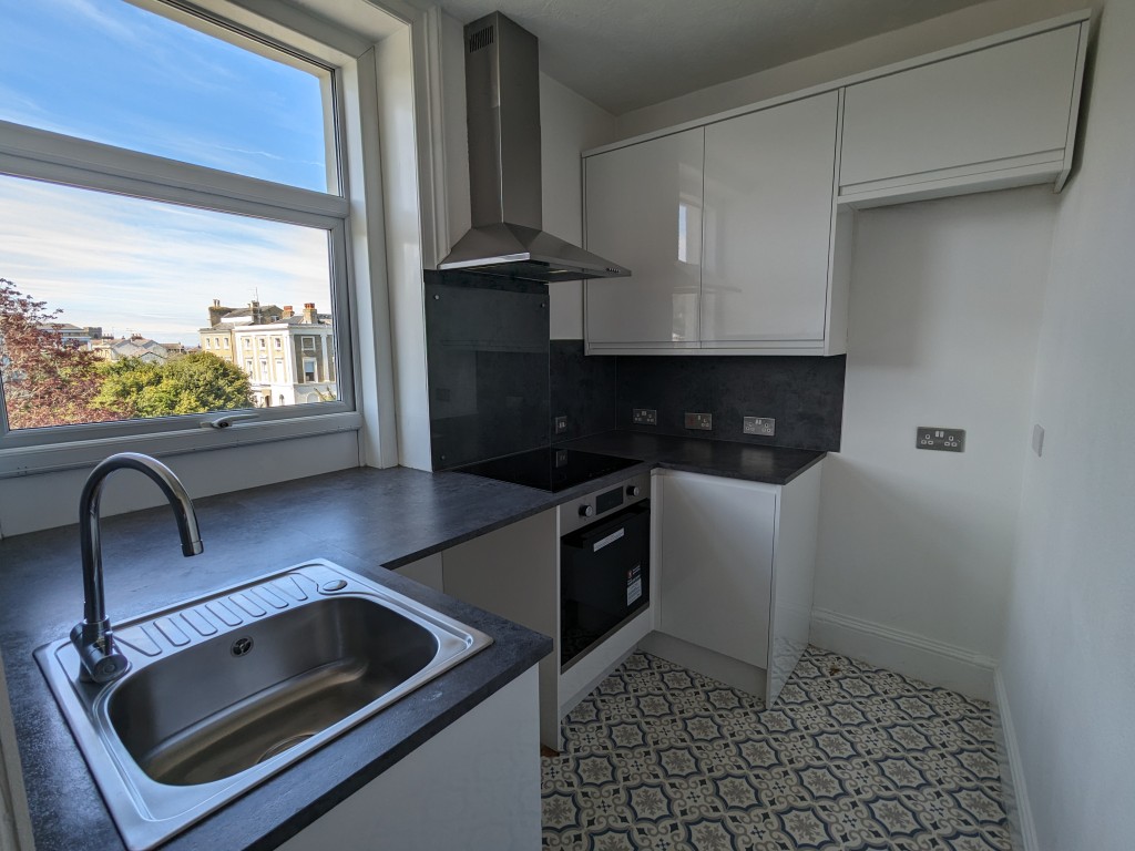 Lot: 134 - IMPOSING FREEHOLD BLOCK OF SEVEN APARTMENTS FOR INVESTMENT - Modern fitted kitchen